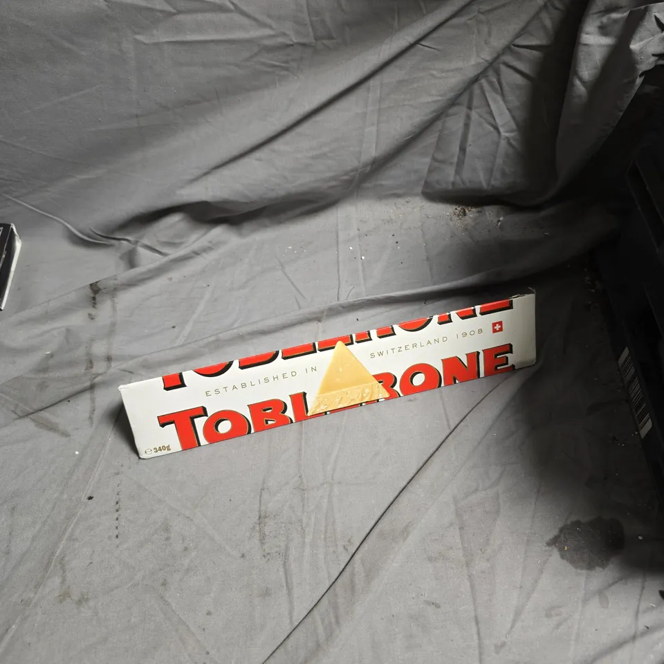 BOX OF APPROXIMATELY 10 ASSORTED FOOD ITEMS INCLUDING GREEN & BLACKS CHOCOLATE BAR , INSTANT RED BORSCH AND TOBLERONE BAR 340G