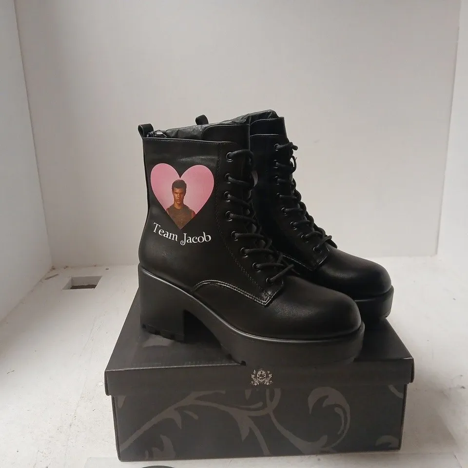 KOI TEAM JACOB HEART BOOTS – BLACK PLATFORM ANKLE BOOTS UK 6
