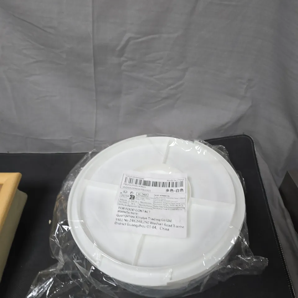 BOX OF APPROXIMATELY 15 ASSORTED ITEMS TO INCLUDE: DINNER TRAY AND PLASTIC CONTAINER 