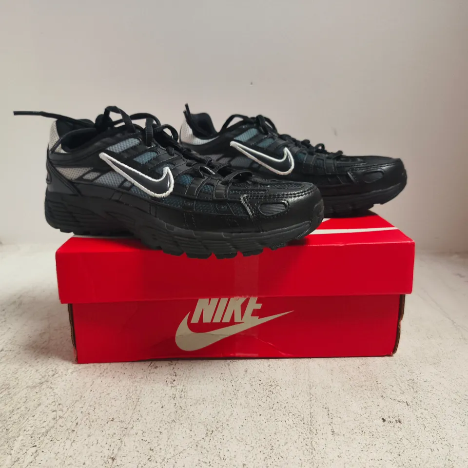 BOXED PAIR OF NIKE P-6000 FADE TRAINERS IN BLACK/ANTHRACITE SIZE UK 4