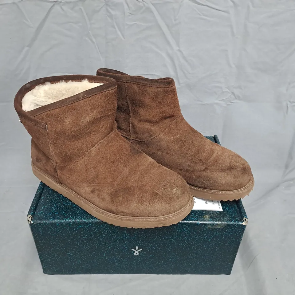BOXED PAIR EMU ALL WEATHER KOINDA MINI W BOOTS – UK SIZE 8