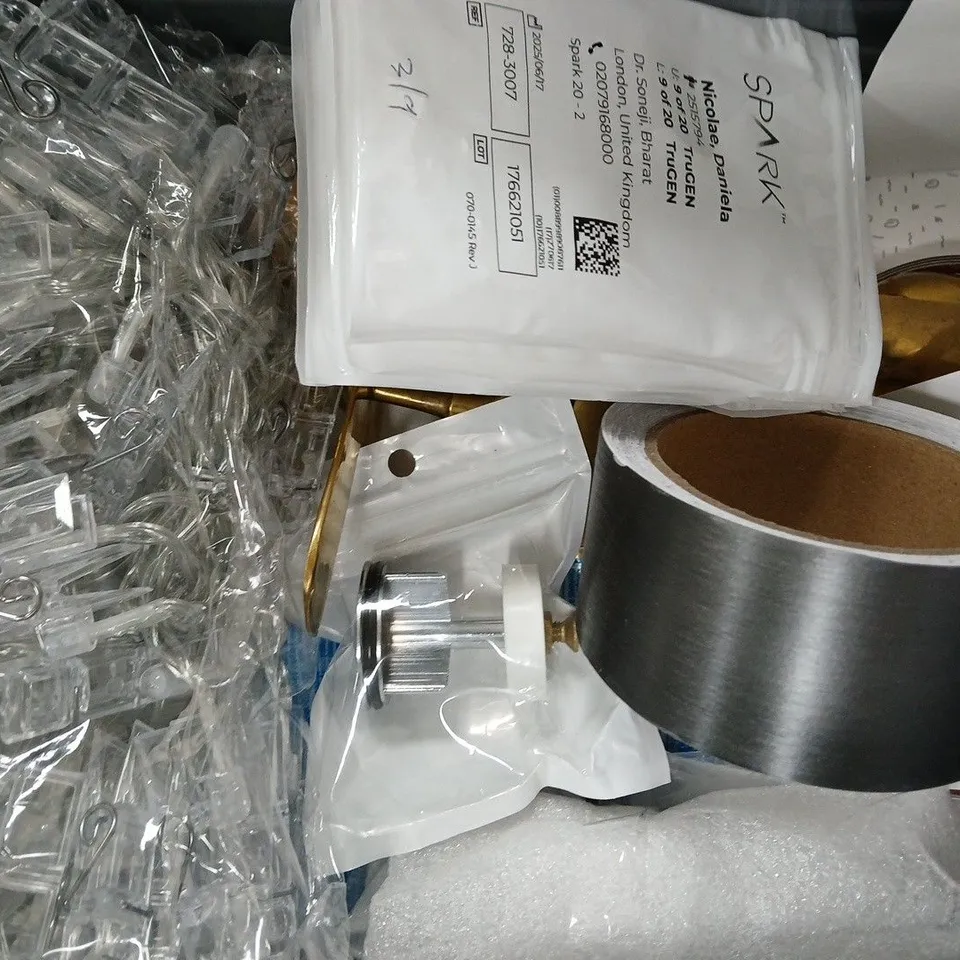 APPROXIMATELY 10 ASSORTED HOUSEHOLD ITEMS TO INCLUDE RAINBOW GRAB TOY, ETC