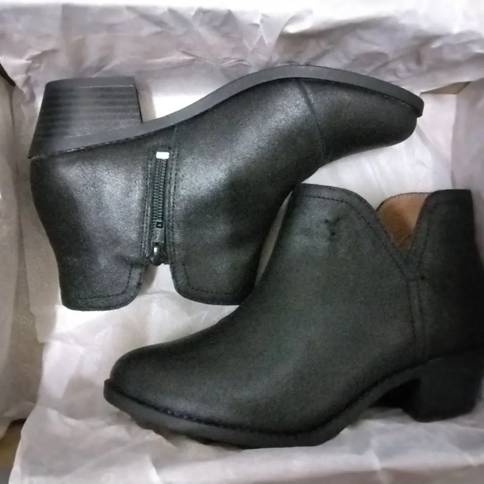 3 SHOE BOXES OF VIONIC SHOES INCLUDING HONOR DAYNA GREY LOAFERS SIZE 6, HONOR DAYNA BLACK LOAFERS SIZE 7, FELICITY LIV METALLIC BLACK ANKLE BOOTS SIZE 4