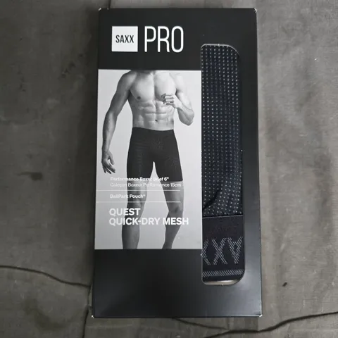 BOXED SAXX PRO QUEST QUICK-DRY MESH BOXER BRIEFS IN BLACK - MEDIUM