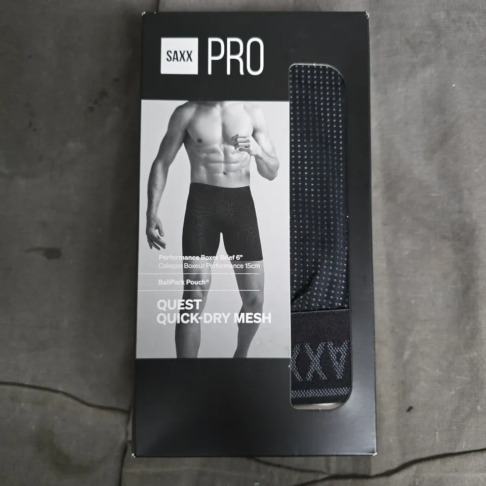 BOXED SAXX PRO QUEST QUICK-DRY MESH BOXER BRIEFS IN BLACK - MEDIUM
