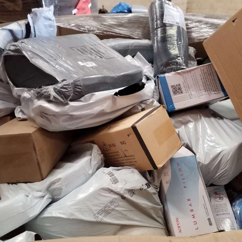 PALLET CONTAINING ASSORTED PILLOWS & CUSHIONS