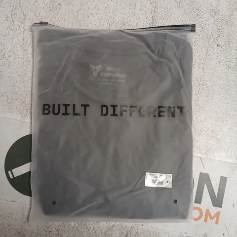 BAGGED BUILT DIFFERENT CREW T-SHIRT IN CARBON SIZE XL