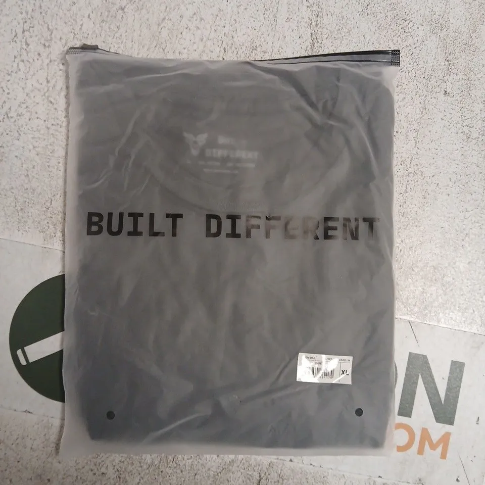 BAGGED BUILT DIFFERENT CREW T-SHIRT IN CARBON SIZE XL