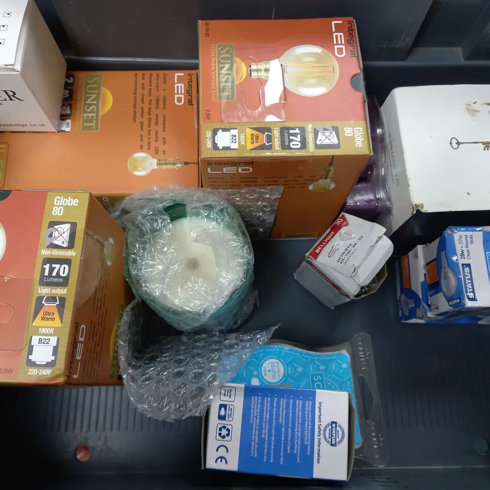 BOX OF APPROXIMATELY 9 ASSORTED ITEMS TO INCLUDE - PHILIPS HUE 350 , LED SUNSET BULB , JASMINE + MANDARIN CANDLE ETC