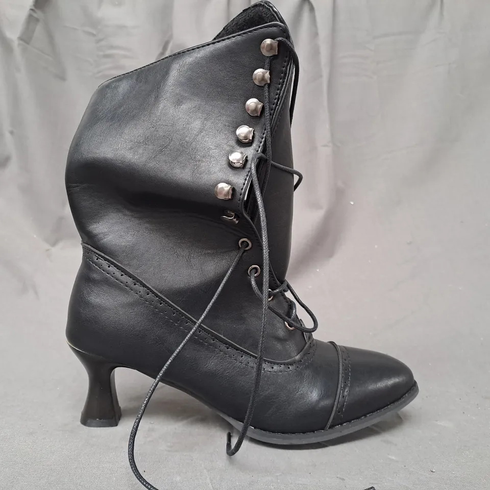 BOXED PAIR OF DESIGNER LOW HEELED BOOTS IN BLACK EU SIZE 38