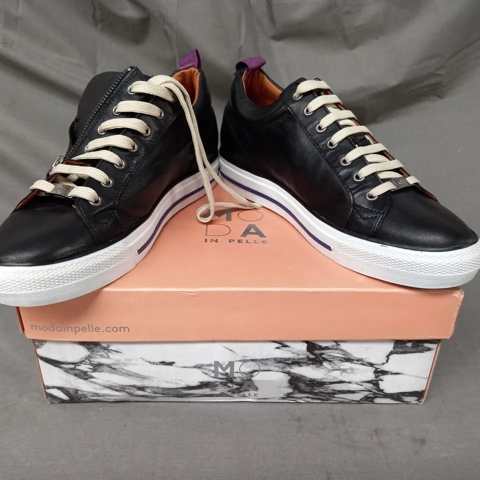 BOXED PAIR OF MODA IN PELLE BRAYLEIGH HIDDEN WEDGE SIDE ZIP TRAINERS IN BLACK SIZE 8