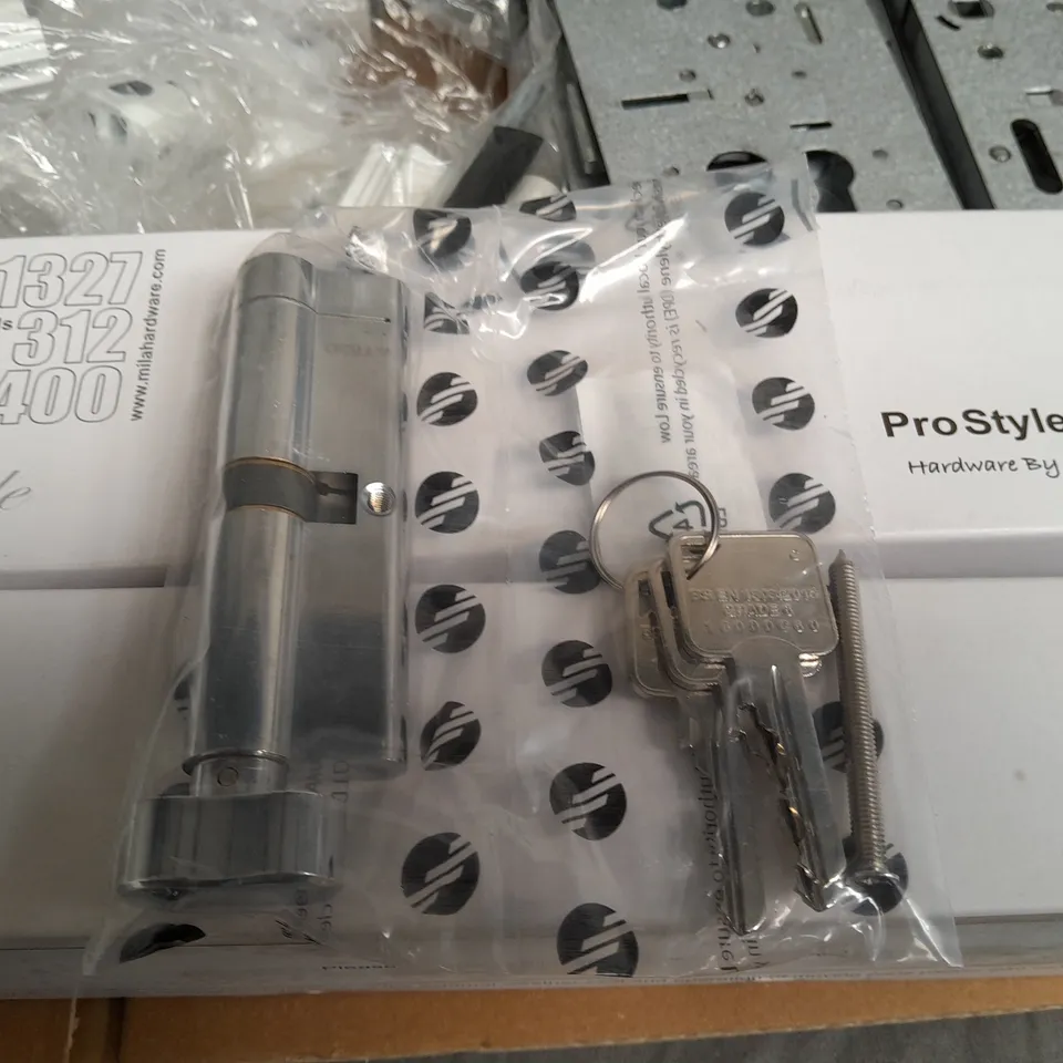 LOT OF ASSORTED FITTINGS TO INCLUDE PATIO HANDLE SETS, SHOOTBOLTS, LETTER BOXES AND THUMBTURN CYLINDER