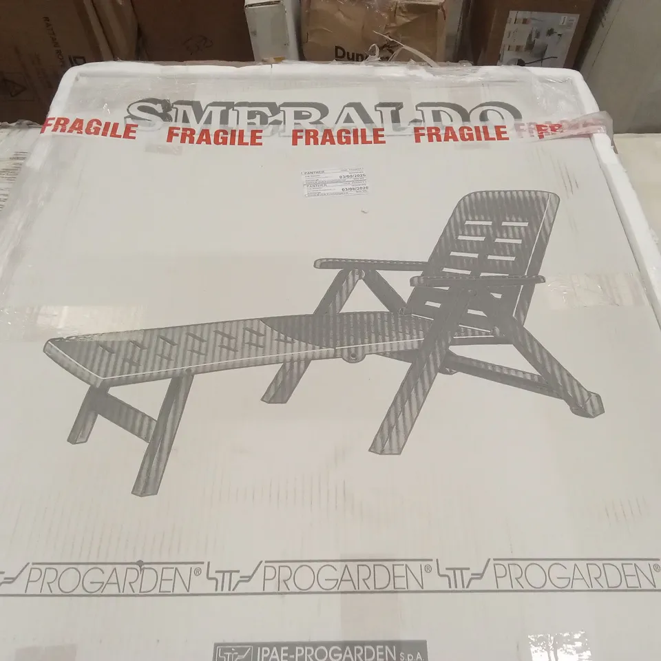 BOXED PLASTIC GARDEN LOUNGER