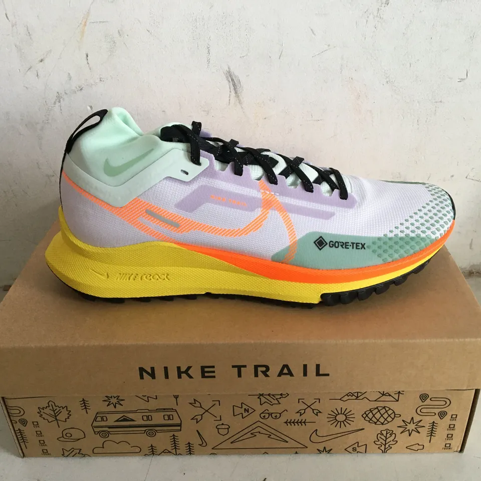 BOXED PAIR OF NIKE REACT PEGASUS TRAIL 4 GTX TRAINERS SIZE 9