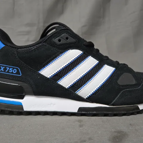 BOXED PAIR OF ADIDAS MEN'S ZX 750 SHOES IN BLACK/WHITE/BLUE UK SIZE 10