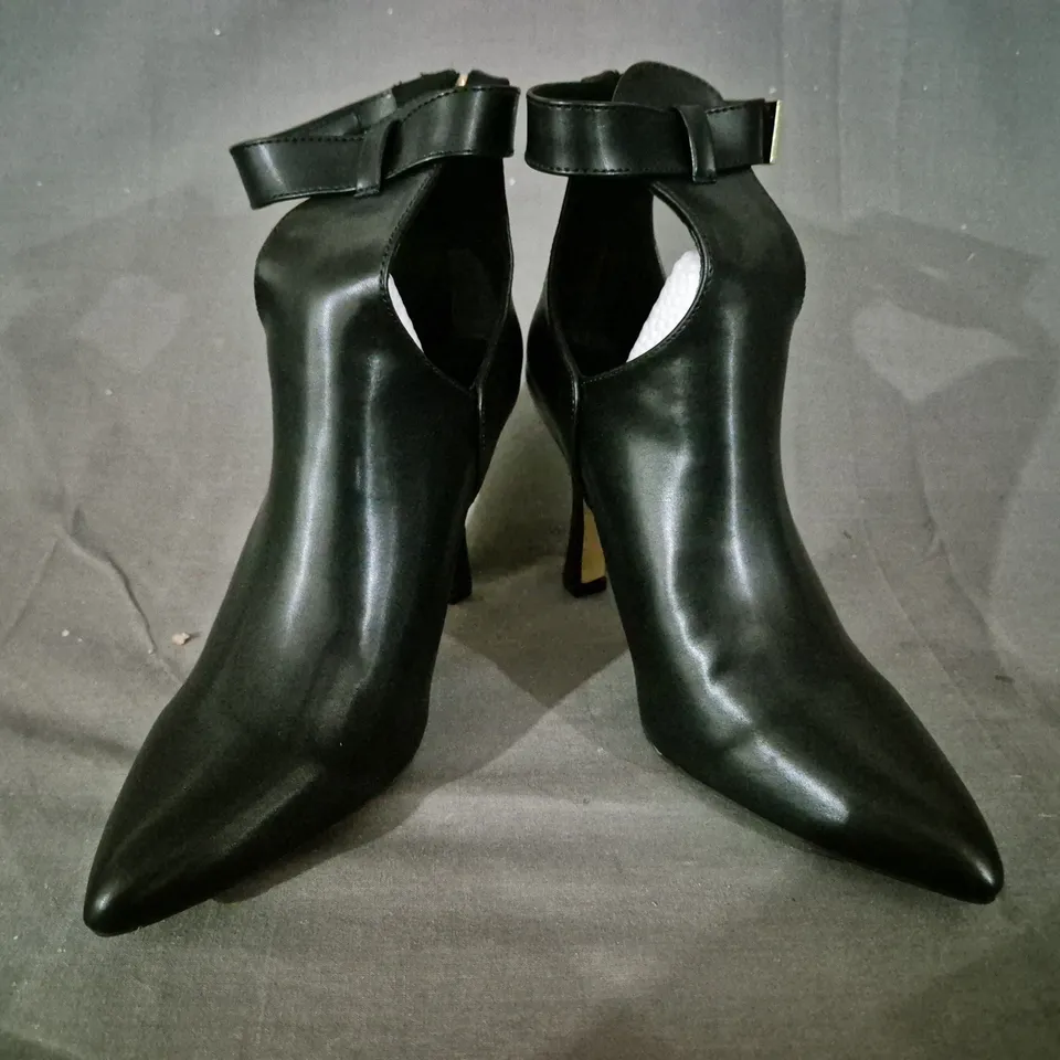 BOXED PAIR OF UNBRANDED POINTED TOE HEELED SHOES IN BLACK EU SIZE 36