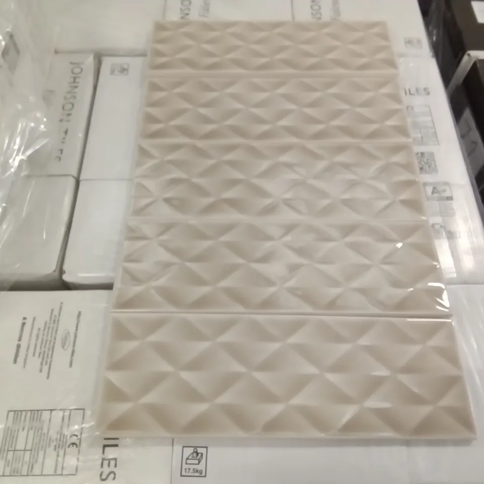 PALLET OF APPROXIMATELY 50 PACKS OF 34 VINTAG BEIGE & NOIR 30×10CM TILES - EACH PACK COVERS APPROXIMATELY 1M² (TOTAL APPROX. 50 SQ.METRES) 