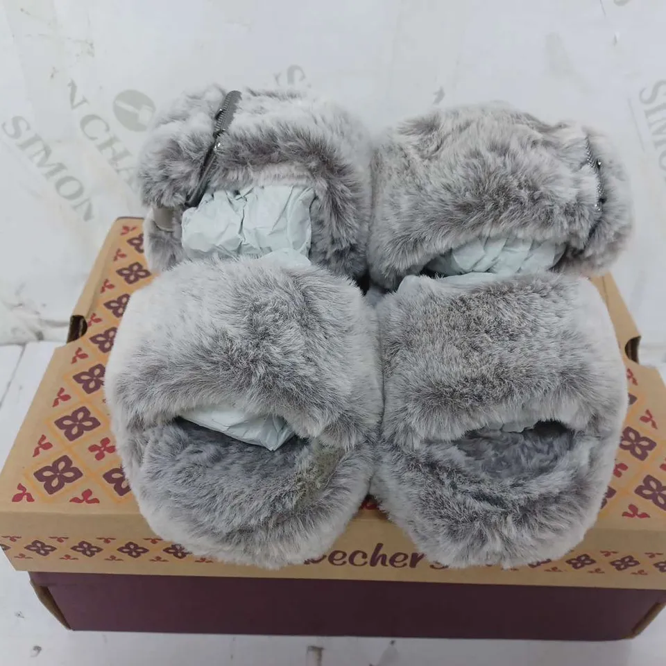 BOXED PAIR OF SKECHERS SLIPPERS IN GREY SIZE 4