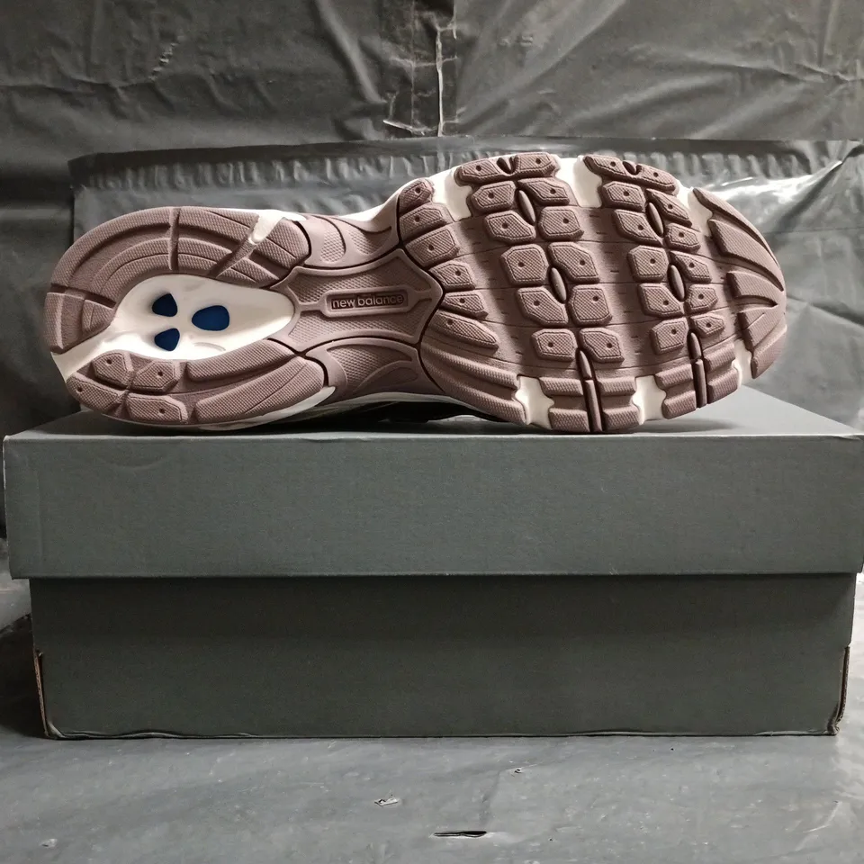 BOXED PAIR OF NEW BALANCE 740 TRAINERS IN WHITE/PINK SIZE UK 8.5