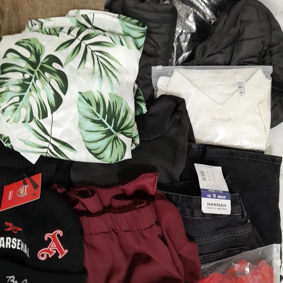 BOX OF APPROXIMATELY 25 ASSORTED CLOTHING ITEMS TO INCUDE - JEANS , JACKETS , DRESSES ETC