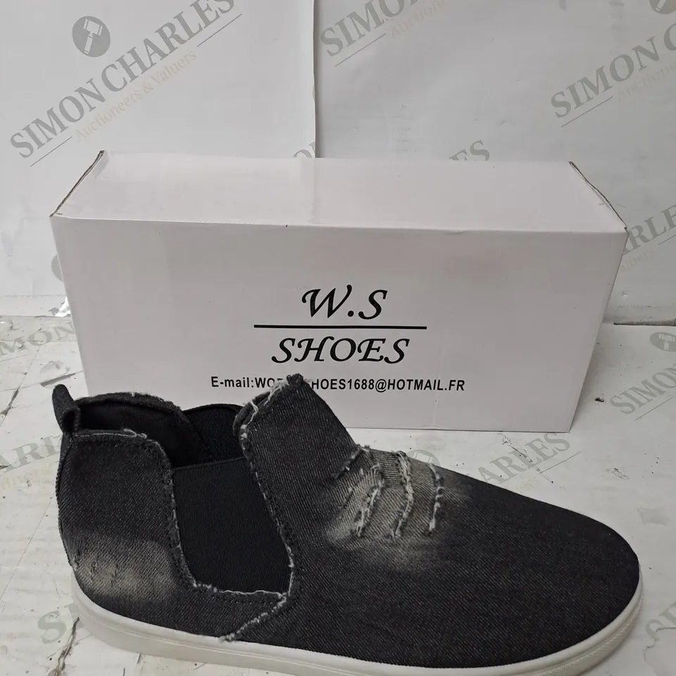 APPROXIMATELY 10 PAIRS OF W.S SHOES SLIP ON BLACK DISTRESSED BOOTS IN VARIOUS SIZES 