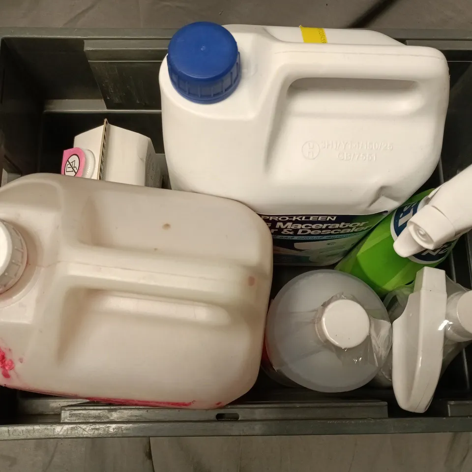APPROXIMATELY 6 ASSORTED HOUSEHOLD LIQUID PRODUCTS TO INCLUDE SNOW FOAM, ASTONISH MOULD & MILDEW BLASTER, YASS CLEAN DEGREASER, ETC - COLLECTION ONLY
