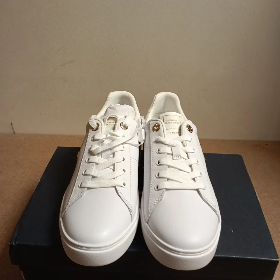 BOXED PAIR OF TOMMY HILFIGER ESSENTIAL ELEVATED COURT SNEAKER – WHITE, EU 39 (UK 6)