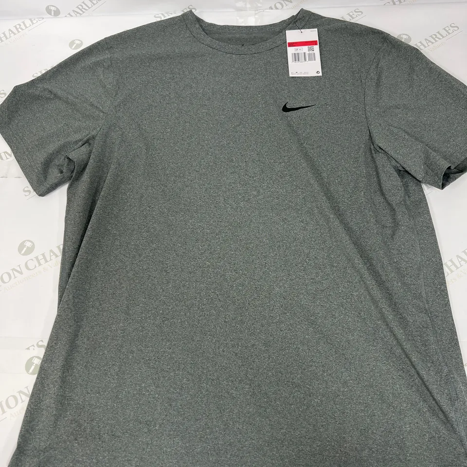 NIKE DRIFIT SHORT SLEEVED T SHIRT IN GREY SIZE LARGE 