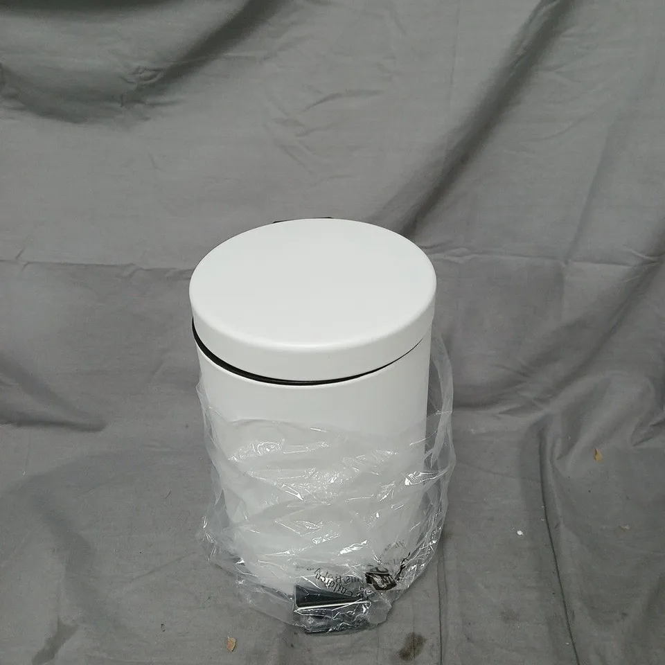 CAGE OF APPROXIMATELY 6 ITEMS TO INCLUDE: BUCKETS, TRAMPOLINE COVER AND SMALL BIN