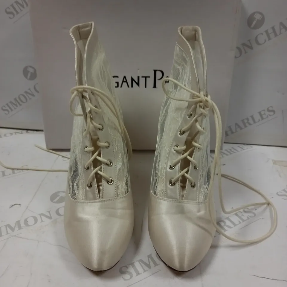 BOXED ELEGANT PARK COURT SHOES IVORY SIZE 6
