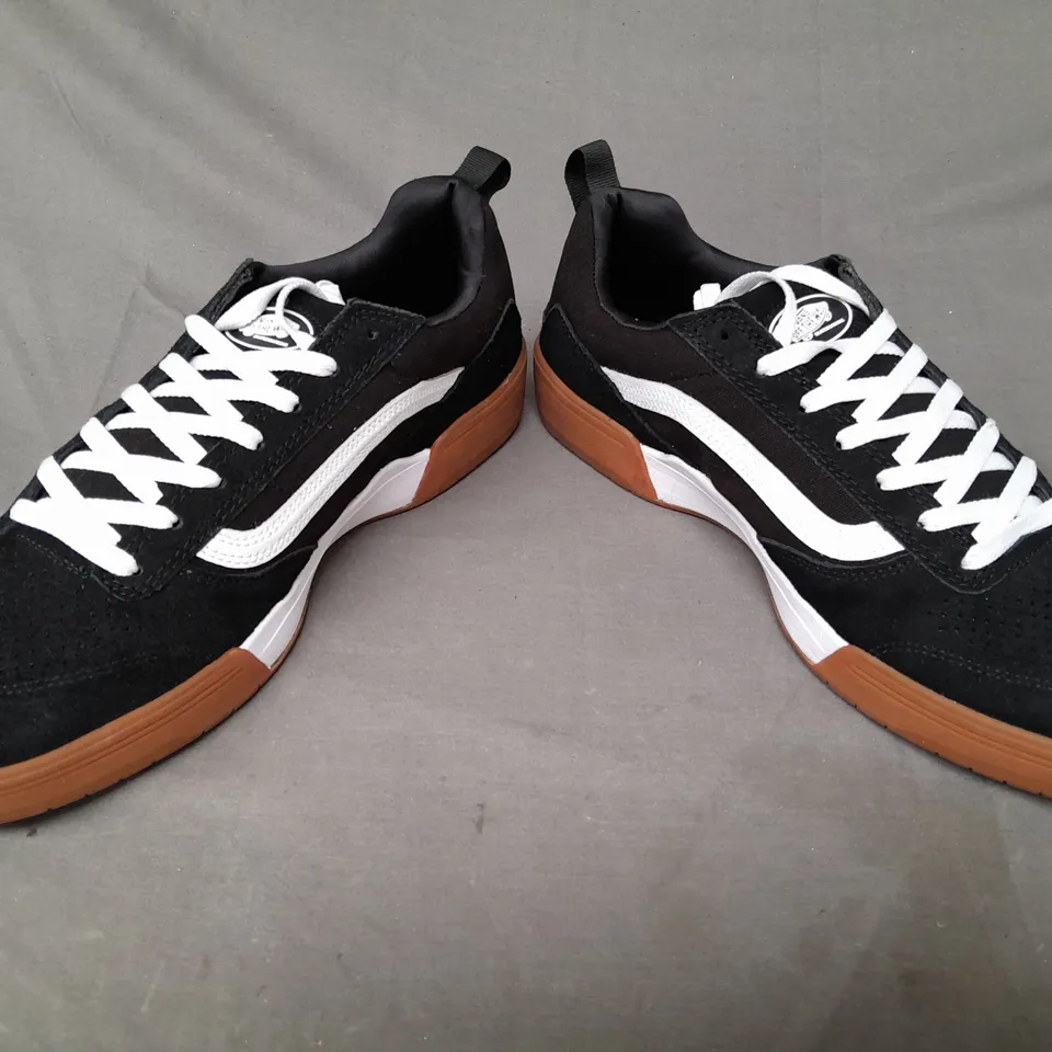 PAIR OF VANS OFF THE WALL SHOES IN BLACK/WHITE UK SIZE 12