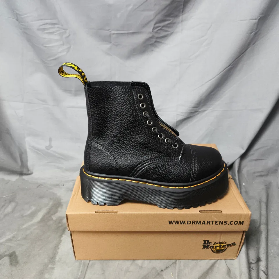 BOXED PAIR OF DR MARTENS SINCLAIR WILDHORSE BOOTS IN BLACK - UK 5.5