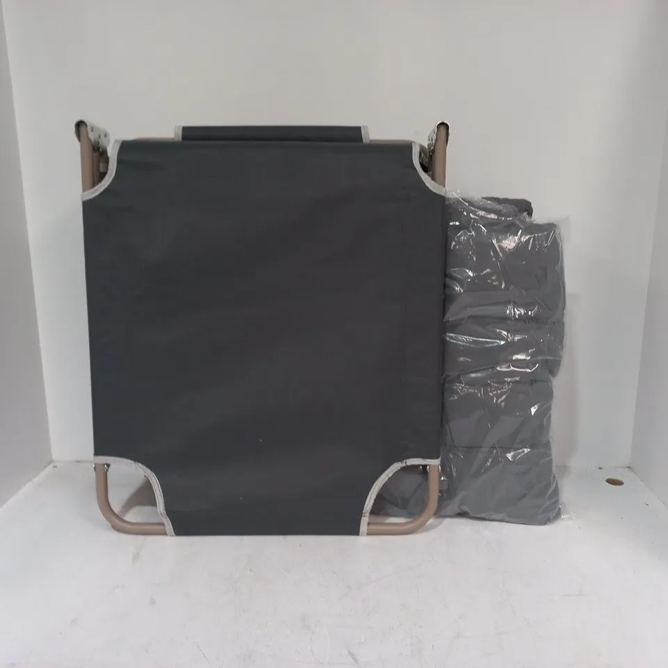 FOLDING OUTDOOR CHAIR WITH GREY SEAT PAD