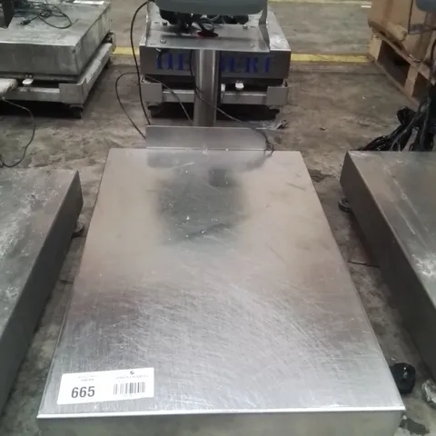COMMERCIAL FLOOR SCALE WITH DEFENDER 3000 DISPLAY