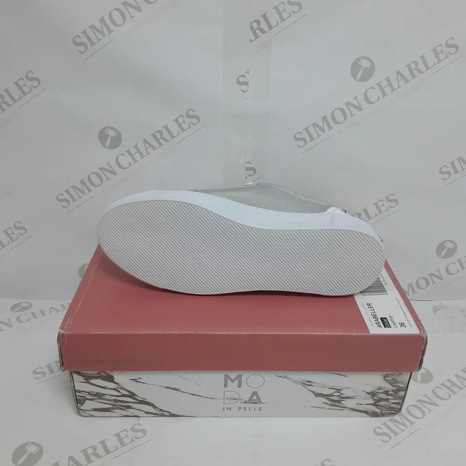 MODA LACE UP TRAINERS SIZE 3