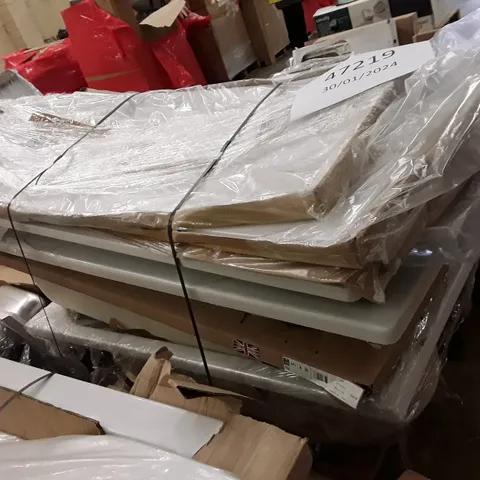 PALLET OF ASSORTED BATHROOM PARTS INCLUDING BATHTUBS & BATH PANELS