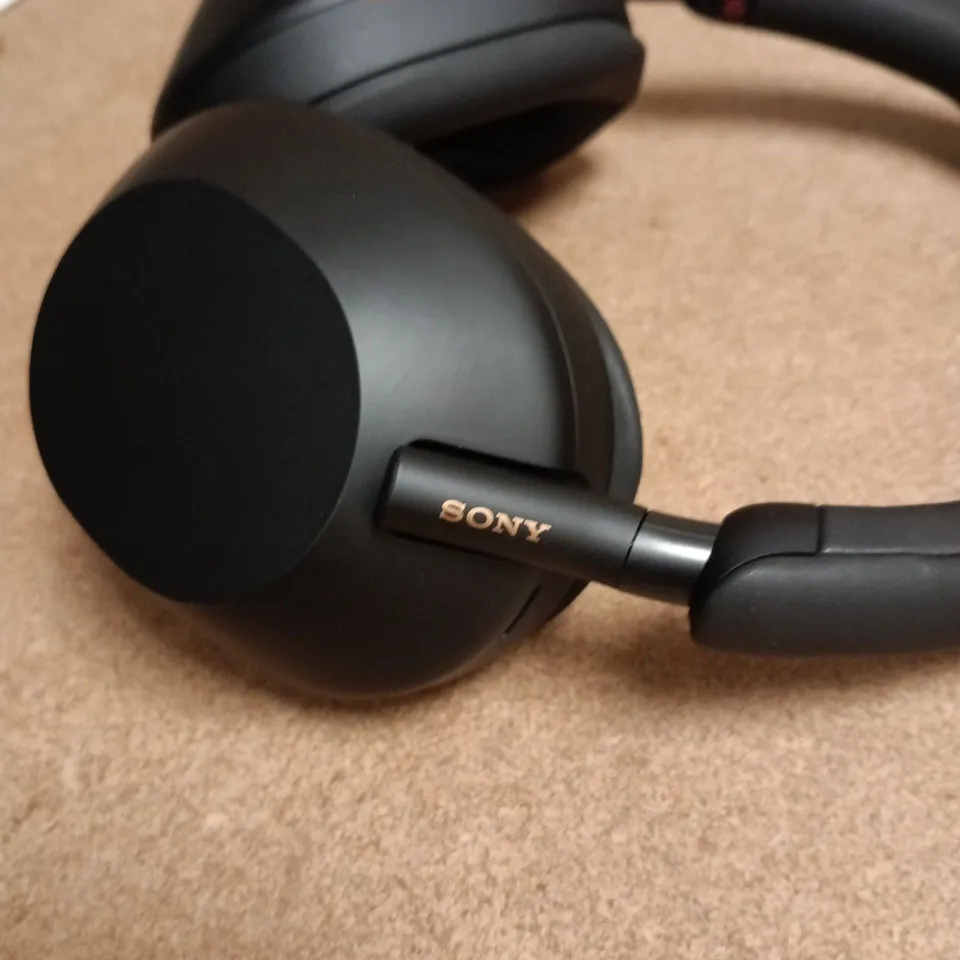 SONY BLACK HEADPHONES IN CASE