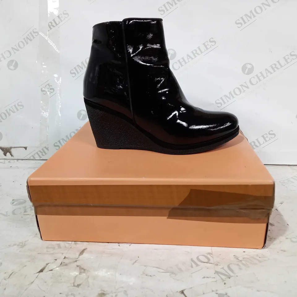 BOXED PAIR OF VANILLA MOON LATISHA BOOTS IN BLACK EU SIZE 39