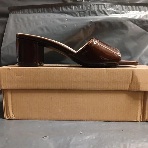 BOXED PAIR OF UNBRANDED OPEN TOE SANDALS IN CHOCOLATE SIZE EU 39