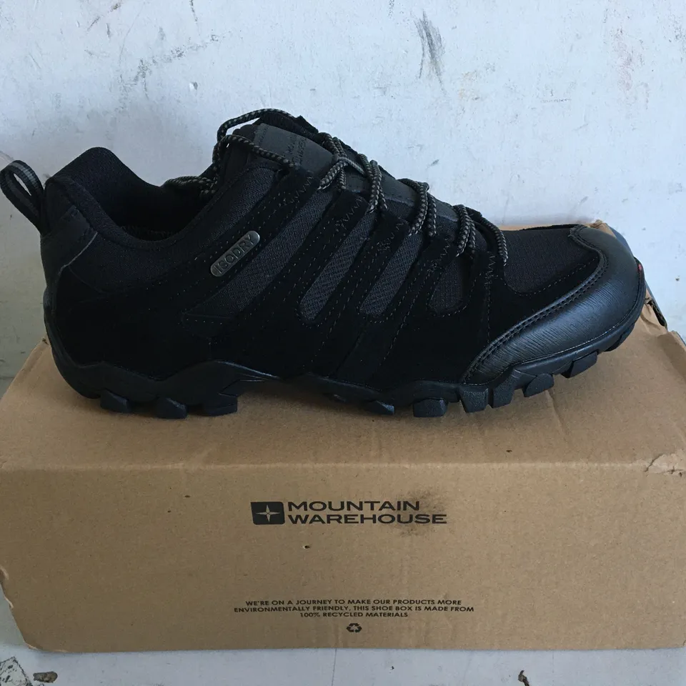 BOXED PAIR OF SIZE 6 MOUNTAIN WAREHOUSE BLACK FOOTWEAR