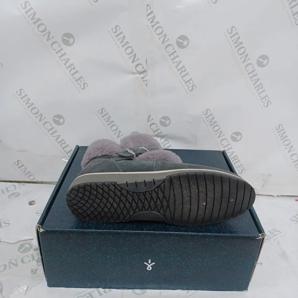 BOXED PAIR OF EMU OXLEY FUR CUFF BOOTS SIZE 6