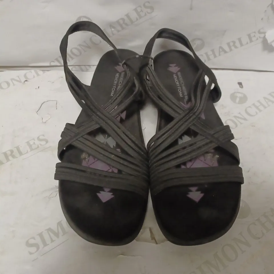 BOXED PAIR OF SKECHERS REGGAE SLIM SIMPLY STRETCH BLACK SANDALS - SIZE 8