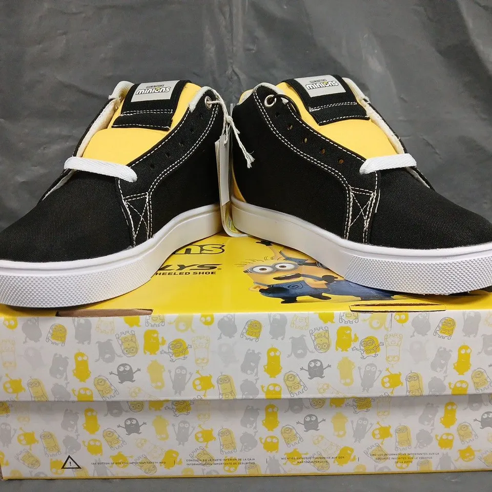 BOXED PAIR OF HEELYS RACER 20 MID MINIONS SHOES UK SIZE 1