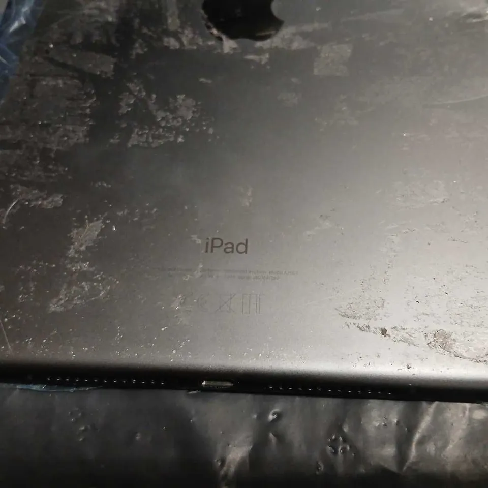 APPLE IPAD TABLET A2604– SILVER, DAMAGED (CRACKED FRONT & SCRATCHED BACK)