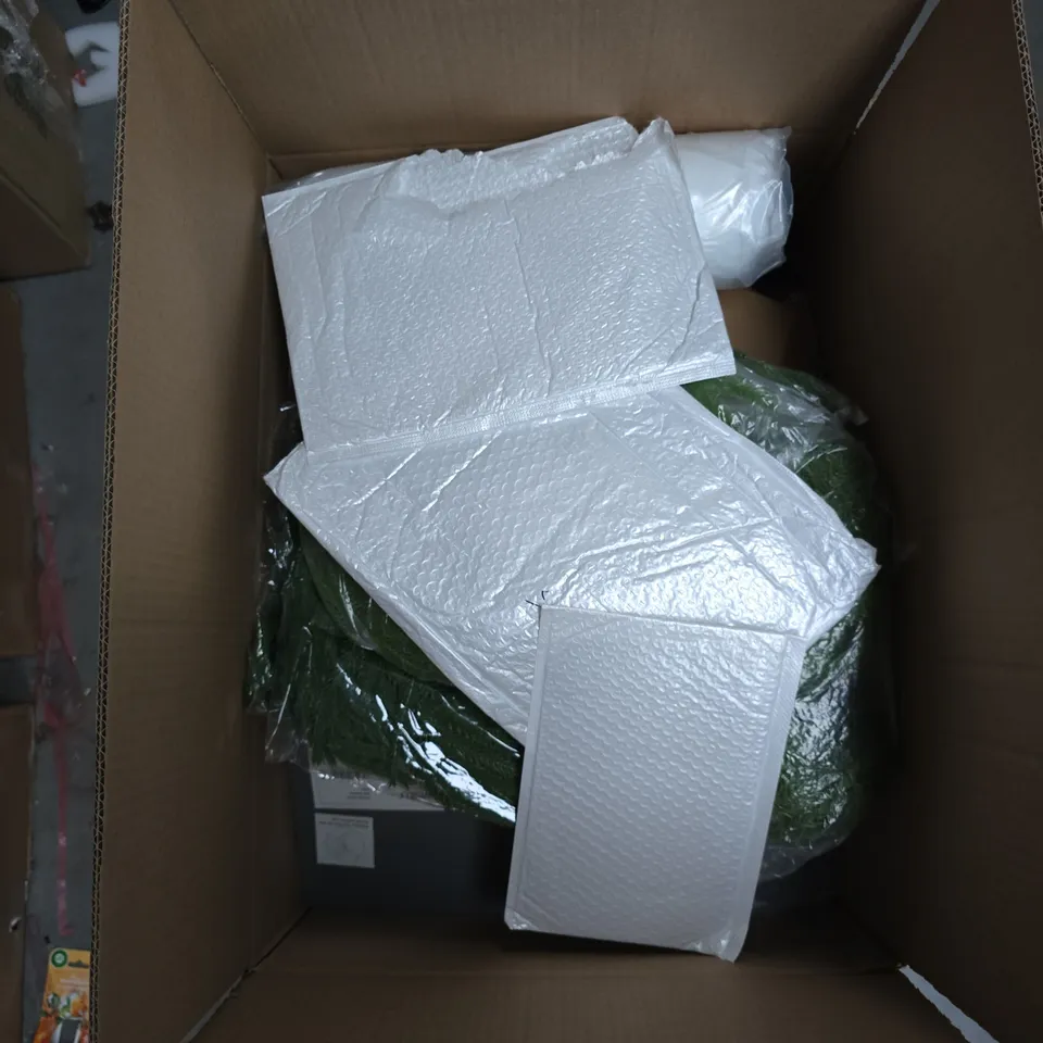 BOX OF APPROXIMATELY 14 ITEMS TO INCLUDE: 2X METAL CHOPPING BOARDS