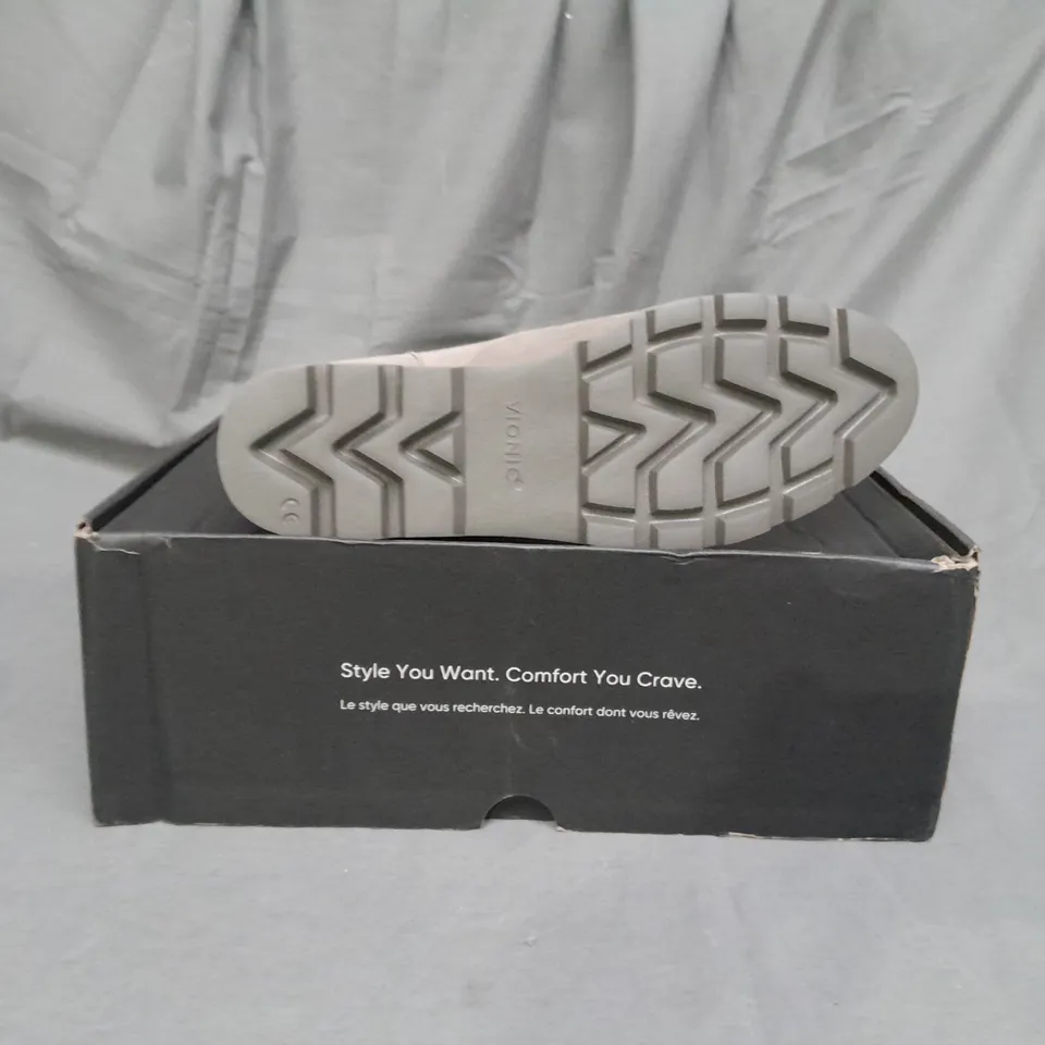 BOXED PAIR OF VIONIC LARSON LACE UP BOOTS SIZE 6.5 