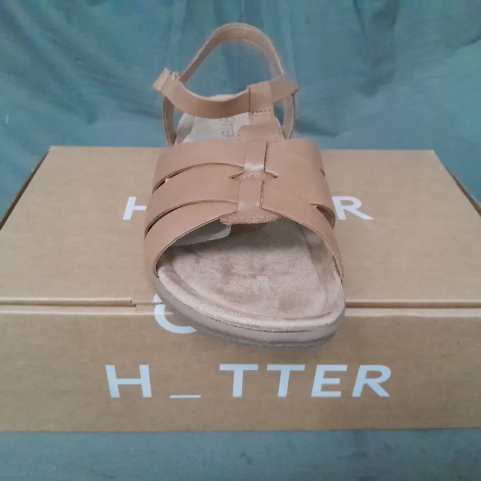 BOXED PAIR OF HOTTER RAINER WIDE OPEN TOE SANDALS IN TAN UK SIZE 6