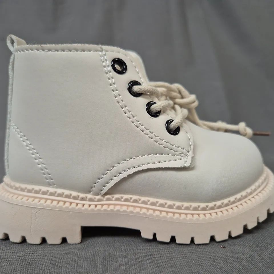 BOXED PAIR OF UNBRANDED KID'S ANKLE BOOTS IN WHITE EU SIZE 20