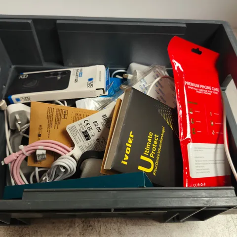 APPROXIMATELY 15 ASSORTED SMARTPHONE ACCESSORIES TO INCLUDE CHARGING CABLES, POWERBANKS, PHONE CASES ETC 