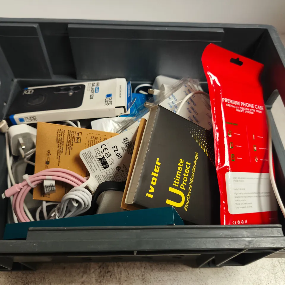 APPROXIMATELY 15 ASSORTED SMARTPHONE ACCESSORIES TO INCLUDE CHARGING CABLES, POWERBANKS, PHONE CASES ETC